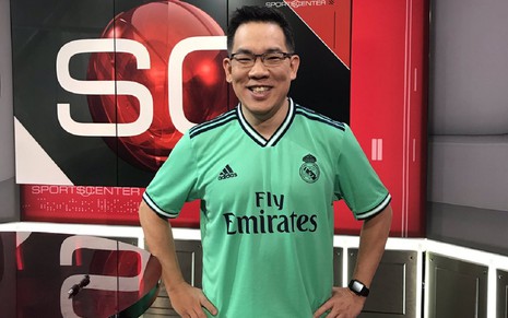 Alex Tseng com a camisa do Real Madrid antes de apresentar uma edição do SportsCenter na ESPN Brasil