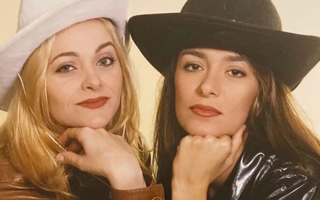 Alexandra Richter e Mônica Martelli em foto dos anos 1990, com chapéus