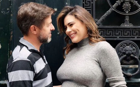 Alexandre Mattoso e Michelle Loreto se encaram em foto romântica