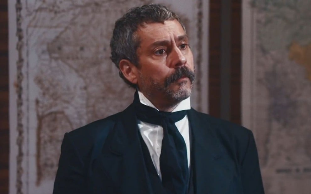 Alexandre Nero com expressão séria em cena como Tonico Rocha em Nos Tempos do Imperador