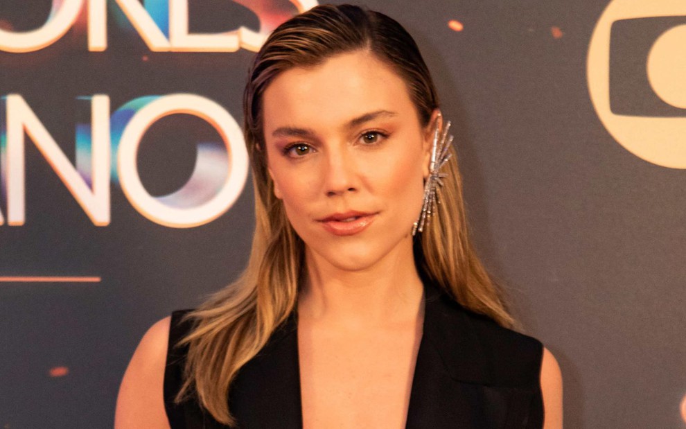 Alice Wegmann usa cabelo meio preso e está com vestido preto no prêmio Melhores do Ano de 2022