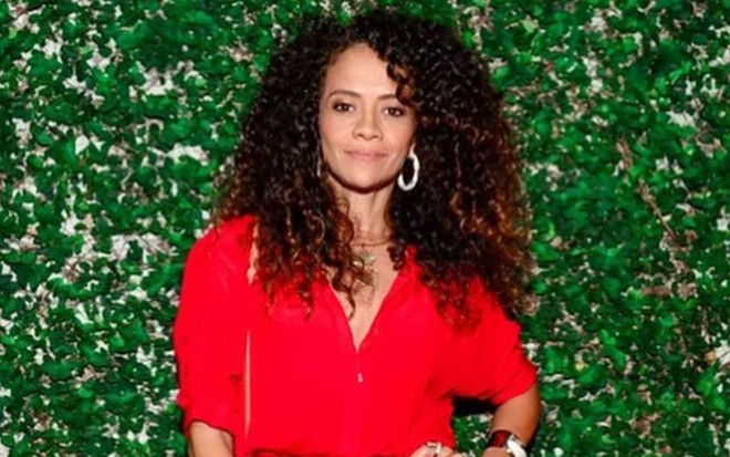 Aline Borges com cabelos soltos e vestido vermelho