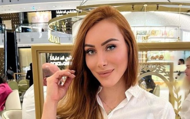 Aline Dahlen posa para foto no Instagram; ela usa roupa branca
