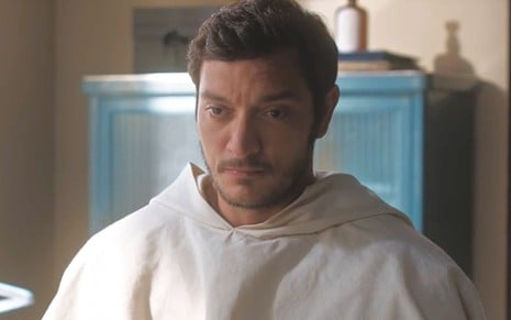 O ator Allan Souza Lima com expressão preocupada em cena de Amor Perfeito