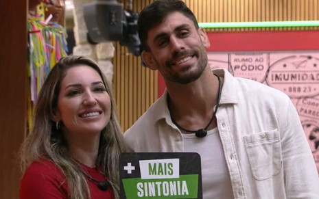 Amanda Meirelles e Antônio Cara de Sapato seguram placa de 'mais sintonia' no BBB 23