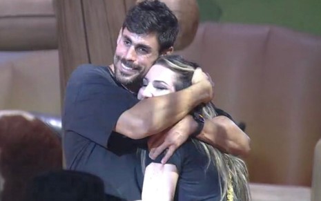 Antônio Cara de Sapato e Amanda Meirelles se abraçam durante a festa do BBB 23