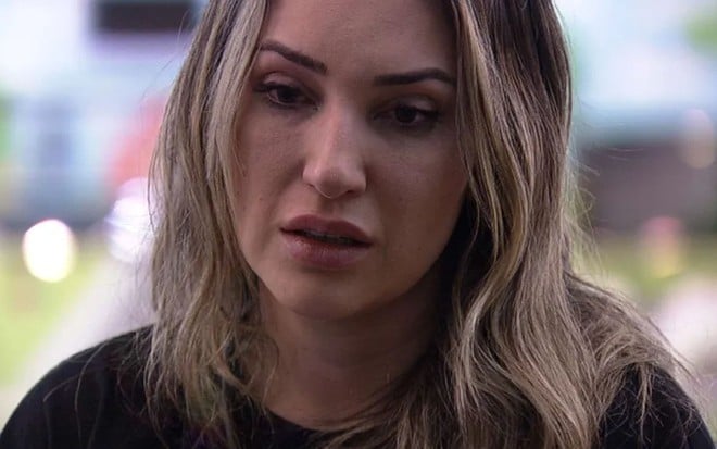 Amanda Meirelles cabisbaixa e com cara séria no BBB 23