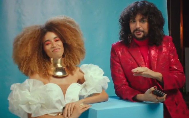 Imagem dos youtubers Amanda Mendes e Vítor Dicastro no Brandcast 2021