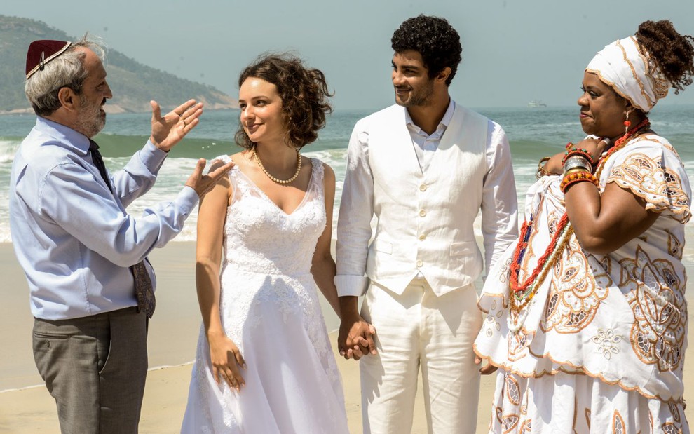 Ary França, Samya Pascotto, Bruno Suzano e Cacau Protásio estão na praia em cena do filme Amarração do Amor