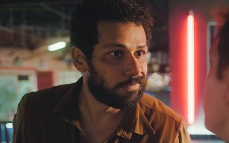Amaury Lorenzo em cena como Ramiro na novela Terra e Paixão