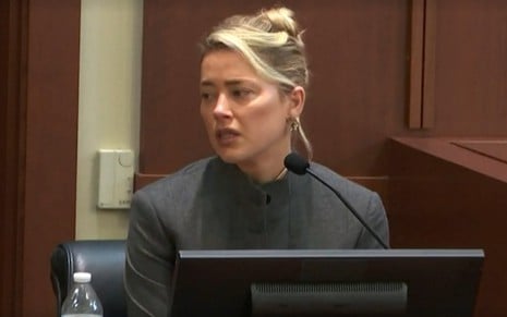 Amber Heard em depoimento no tribunal durante processo contra o ex-marido, o ator Johnny Depp
