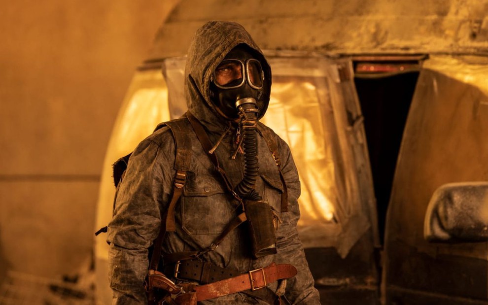 Gus Halper usa máscara antirradiação em cena do primeiro episódio da sétima temporada de Fear the Walking Dead