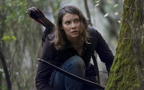 Foto da personagem Maggie (Lauren Cohan) na mata na série The Walking Dead