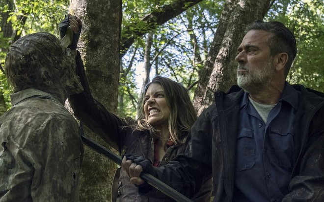 Lauren Cohan crava faca cenográfica em um zumbi de The Walking Dead, enquanto Jeffrey Dean Morgan contém o morto-vivo com uma barra de ferro