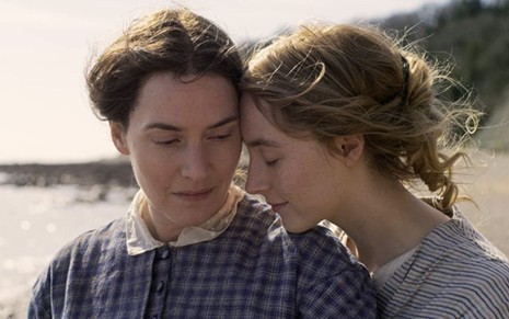 Kate Winslet e Saoirse Ronan se abraçam em cena de Ammonite