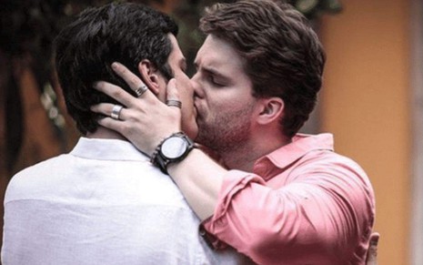 Félix (Mateus Solano) beija Niko (Thiago Fragoso) em cena da novela Amor à Vida (2013)