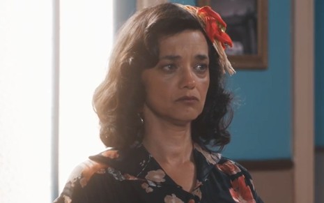 Ana Cecília Costa com expressão de choro em cena da novela Amor Perfeito