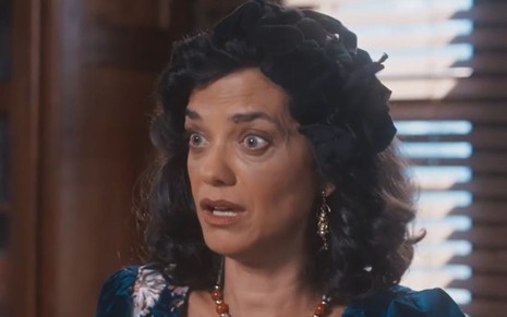 Ana Cecília Costa com expressão de choque em cena da novela Amor Perfeito