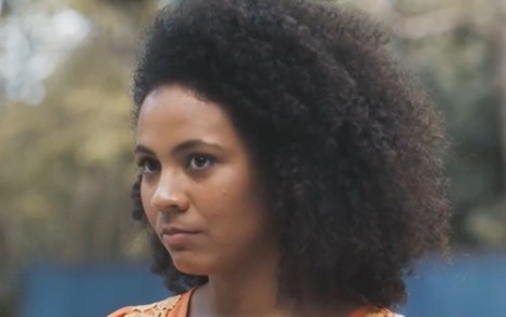 Bárbara Sut com expressão séria em cena como Sônia na novela Amor Perfeito