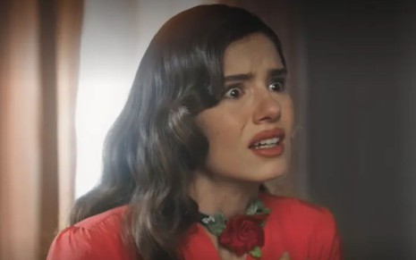 Camila Queiroz com expressão de desespero em cena como Marê na novela Amor Perfeito