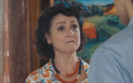 A atriz Zezé Polessa com expressão séria em cena de Amor Perfeito