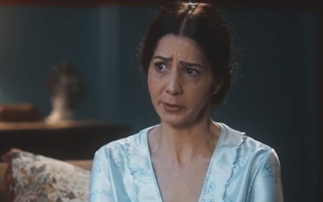 A atriz Cristiane Amorim com expressão desconfiada em cena como Catarina em Amor Perfeito