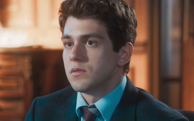 Daniel Rangel com expressão séria em cena da novela Amor Perfeito