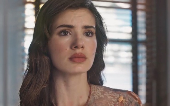 A atriz Camila Queiroz com expressão de tristeza em cena de Amor Perfeito