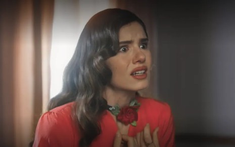 Marê (Camila Queiroz) em cena de Amor Perfeito, com expressão de desespero