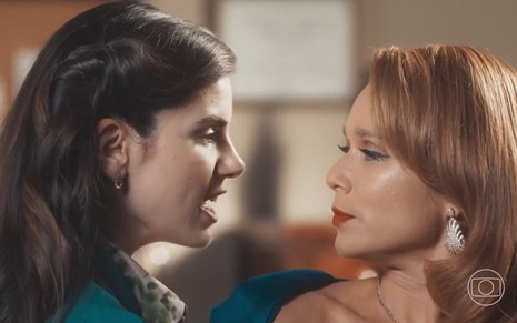 Marê (Camila Queiroz) e Gilda (Mariana Ximenes) em Amor Perfeito, frente a frente, Marê gritando com Gilda em cena de Amor Perfeito