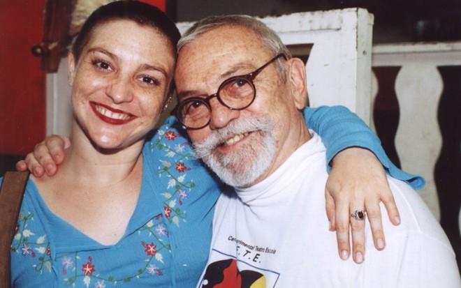 Ana Baird posa ao lado do pai, Antônio Pedro. Em foto antiga, os dois olham para a câmera sorrindo