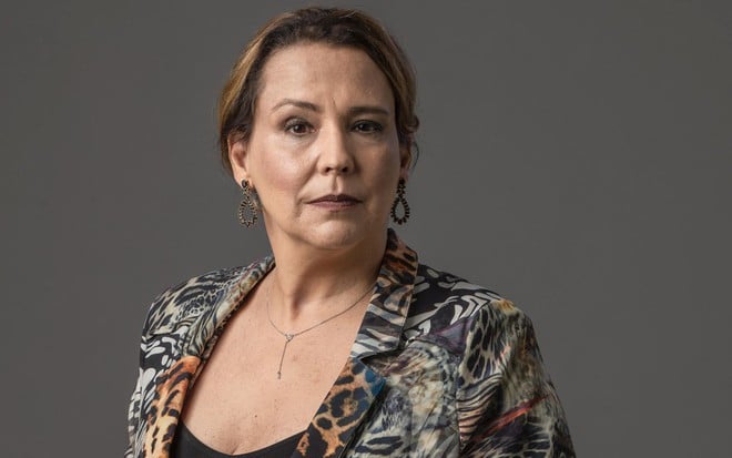 Ana Beatriz Nogueira posa como a sua personagem em Um Lugar ao Sol