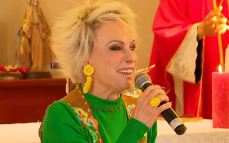 Ana Maria Braga chora em discurso em festa junina