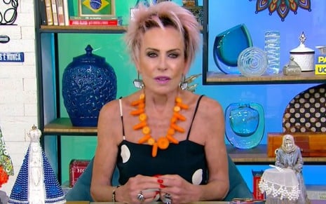 Ana Maria Braga usa colar de cenoura no cenário do Mais Você