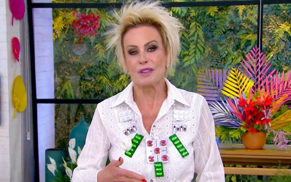 Ana Maria Braga está com um colar de cartelas de remédios no Mais Você desta segunda-feira (4)