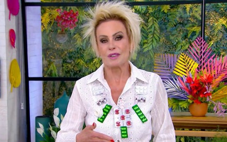 Ana Maria Braga está com um colar de cartelas de remédios no Mais Você desta segunda-feira (4)