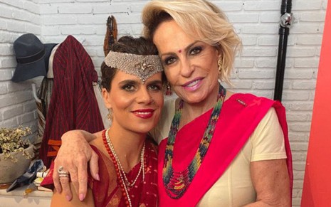 Mariana Maffeis abraça a mãe, Ana Maria Braga; ambas vestem saris indianos e encaram a câmera, sorridentes