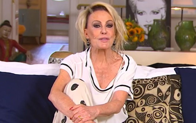 De pijama e sentada no sofá da casa dela, Ana Maria Braga comanda o Mais Você em edição exibida em janeiro de 2021