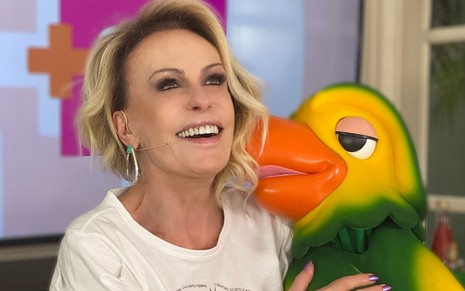 Ana Maria Braga dá risada e abraça o boneco do Louro José em foto tirada em 2020