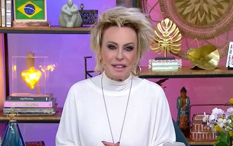 Ana Maria Braga usa roupa branca enquanto apresenta o Mais Você, da Globo