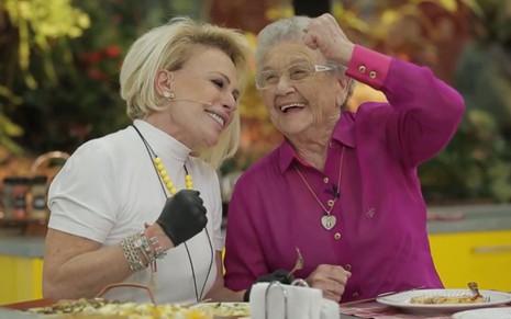 Ana Maria Braga e Palmirinha Onofre sorridentes e fazendo o famoso "yes" da apresentadora da Globo