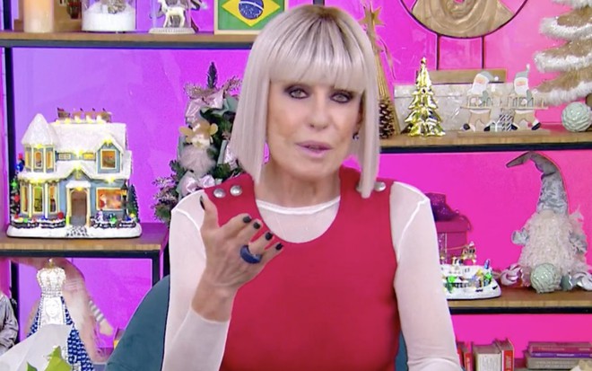 Ana Maria Braga apresenta o programa Mais Você de peruca loira