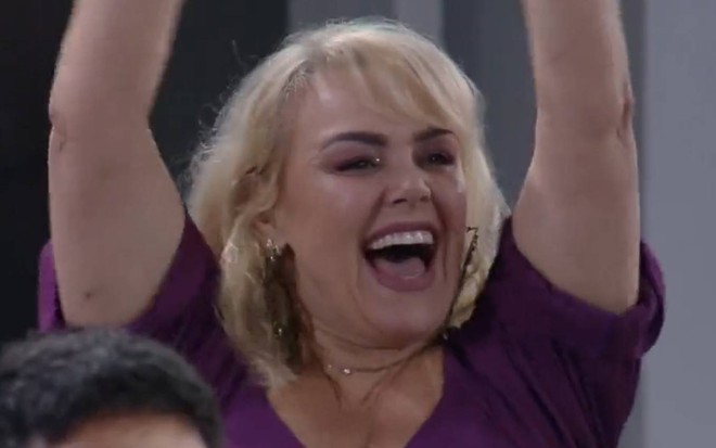 Foto de Ana Paula Almeida comemorando
