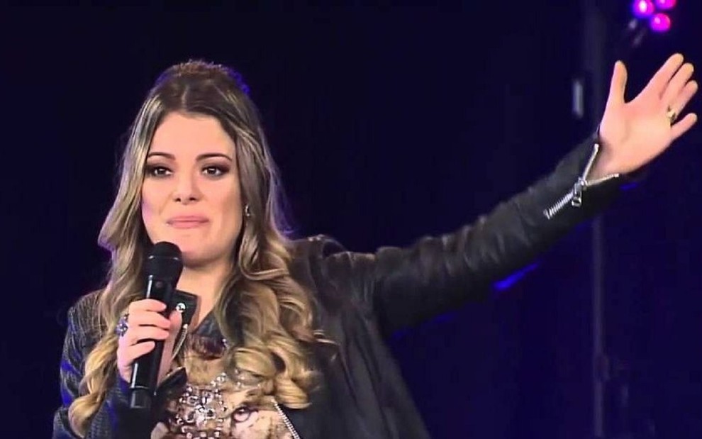 Ana Paula Valadão levanta a mão e prega para fãs da banda Diante do Trono