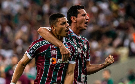 André e Ganso se abraçam e comemoram gol do Fluminense contra o Olimpia nas quartas de final da Libertadores