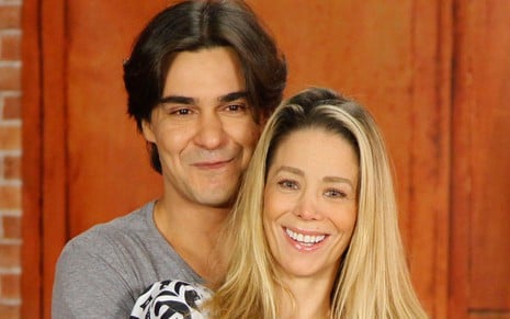 André Gonçalves e Danielle Winits nos bastidores do programa Tomara que Caia
