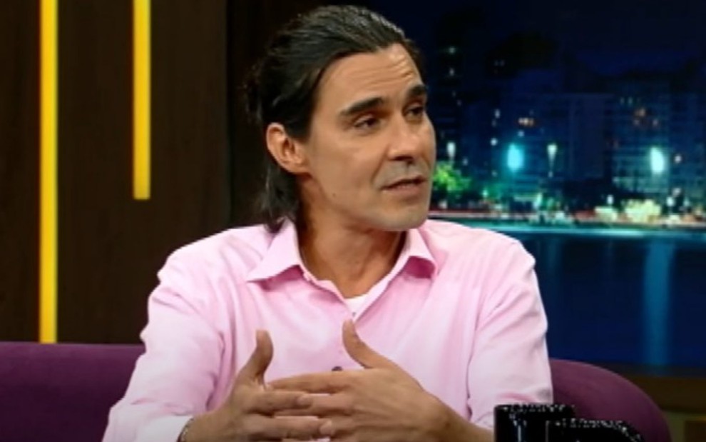 O ator André Gonçalves em entrevista na Record