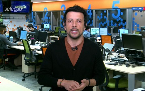 André Hernan com uma camisa preta em participação ao vivo no SporTV