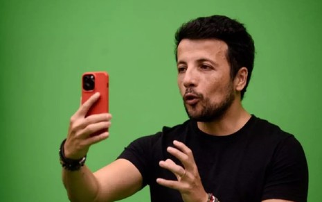 André Hernan com uma camisa preta em participação de lançamento de seu canal no YouTube