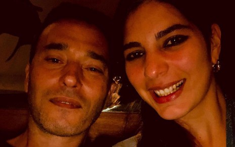 André Rizek e Andréia Sadi de rostinho colado em selfie romântica